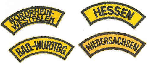 Abzeichen mit den Namen der Bundesländer in Deutschland, schwarze Schrift auf gelbem Untergrund, ovale Viertelkreise