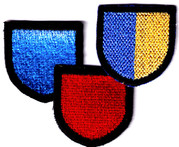Gradabzeichen in blau für Gefährte, rot für Trapper und blau-gelb für Guide
