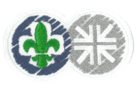 zwei Kreise, links Grundfarbe blau, darüber ein weißes Kleeblatt, die für Pfadfinderinnen steht, und darüber die grüne Lilie als Zeichen für die Pfadfinder. Die Grundfarbe im rechten Kreis ist grau, darüber sind vier weiße Pfeile, die sich in der Mitte mit ihren Spitzen in einem Kreuz treffen.
