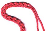 rote Pfeifenschnur, geflochten als Kordel